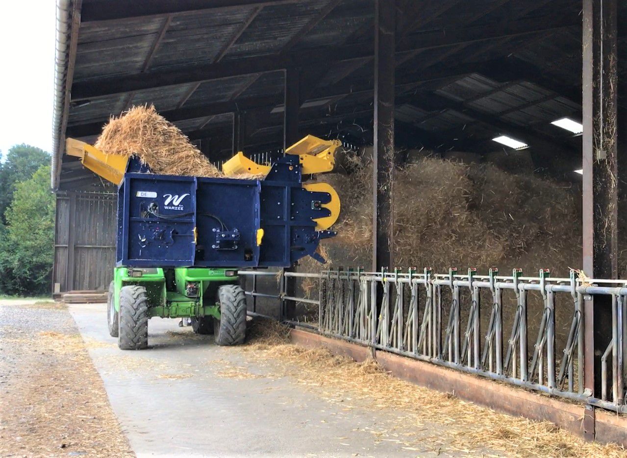 Straw blower for square bales