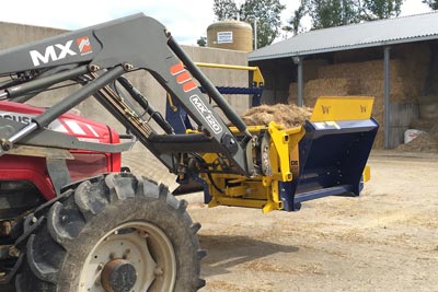 Low profile and light machine for feeding round bales and straw bedding Warzee DE250 KP